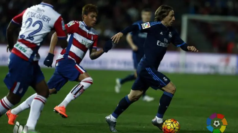 Modric conduce el balón ante el Granada.