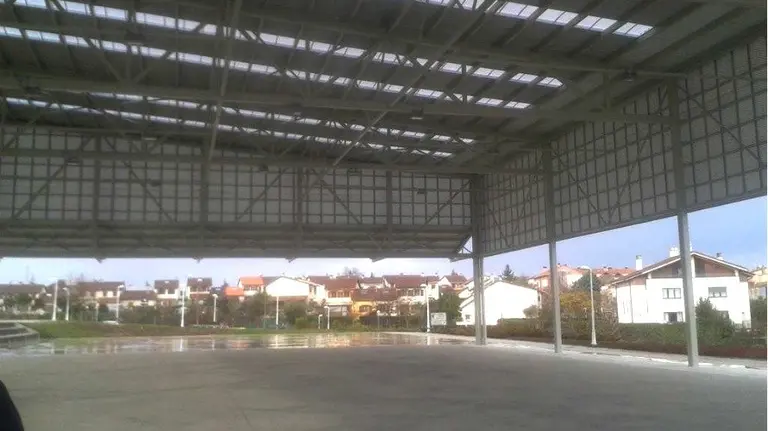 Nueva cubierta del espacio multiusos situado entre el Casco Antiguo de Zizur Mayor y la urbanización Ardoi.