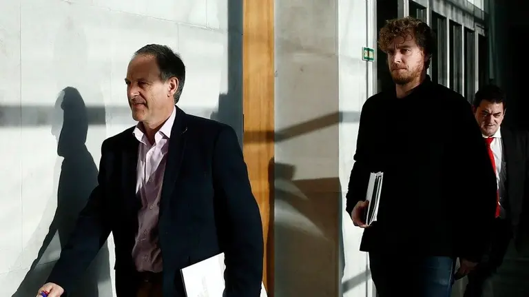 Los parlamentarios de EH Bildu, Adolfo Araiz y Maiorga Ramirez. EFE. JESÚS DIGES