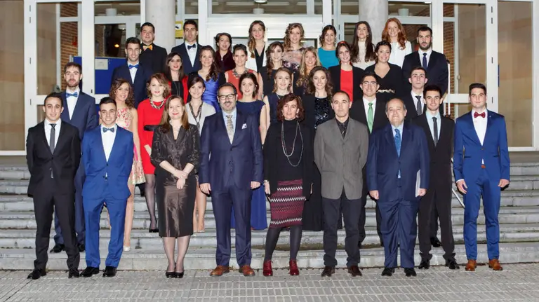 Los estudiantes graduados, con las autoridades en la puerta de la Facultad de Ciencias de la Salud.
