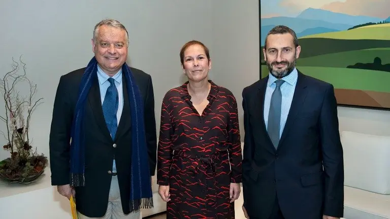 El cónsul Delloye, la Presidenta Barkos y el cónsul honorario de Francia en Pamplona, Miguel Ángel Cazón.