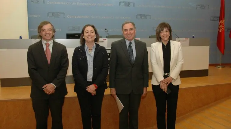 Xavier Bringué (responsable de Innovación de la Facultad de Comunicación de la Universidad de Navarra, y participante en el estudio), María Beunza (socia de Happeninn Innovación), José Antonio Sarría (presidente de CEN) y Ana Aracama (coordinadora de ESIC Navarra, y participante en el estudio).