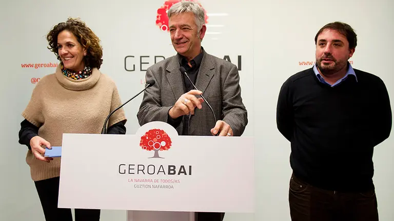 GRA281. PAMPLONA, 18/01/2016.- Los miembros de Geroa Bai Itziar Gómez, Koldo Mrtínez (c) e Unai Ugalde, durante la conferencia de prensa que han ofrecido hoy en Pamplona para explicar los retos y propuestas que la coalición navarra espera llevar a cabo en el próximo año 2016. EFE/Villar López