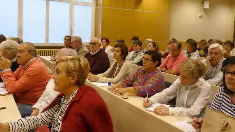 Clase de la Uned para mayores de 50. UPNA