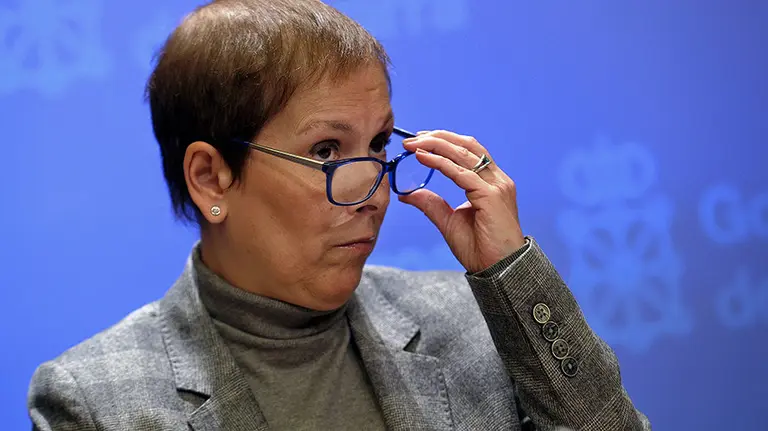 GRA273 PAMPLONA, 13/01/2016.- La presidenta del Gobierno foral, Uxue Barkos, durante la conferencia de prensa que ha ofrecido hoy en Pamplona tras la sesión de Gobierno, en donde ha reconocido que le "preocupan" los desacuerdos entre los cuatro partidos que sustentan a su gabinete, si bien ha asegurado que "la acción del Gobierno en el día a día no se ve entorpecida". EFE/Villar López