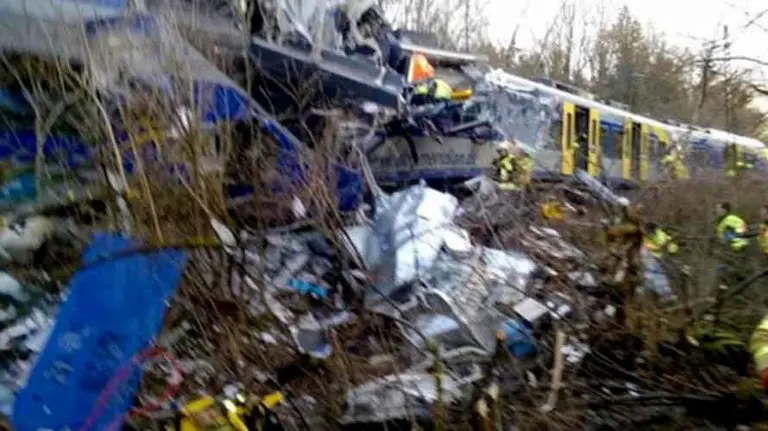 Así han quedado los trenes tras el choque. EP