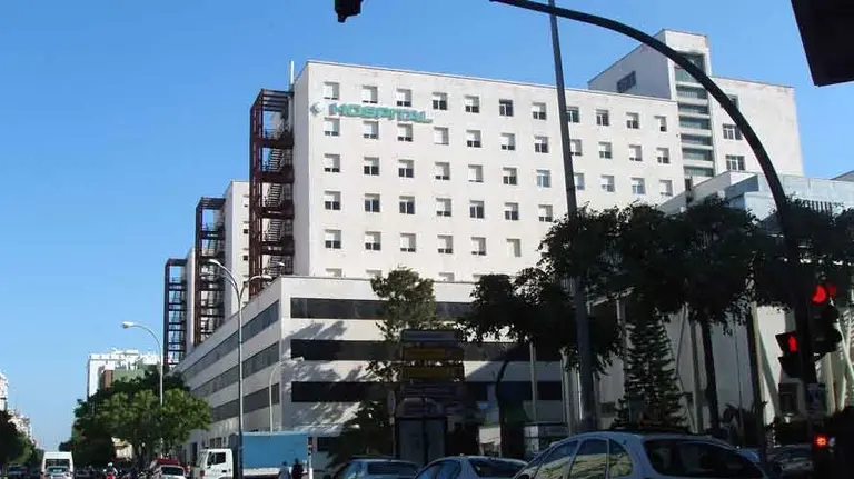 Hospital Puerta del Mar de Cádiz donde ha fallecido el joven.