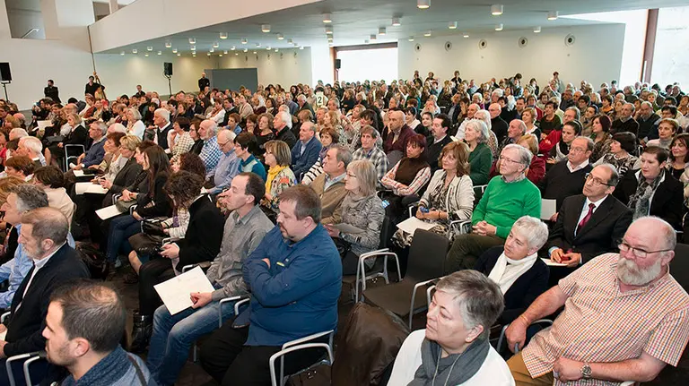 Uxue Barkos entrega premios a ex funcionarios. PABLO LASAOSA 12
