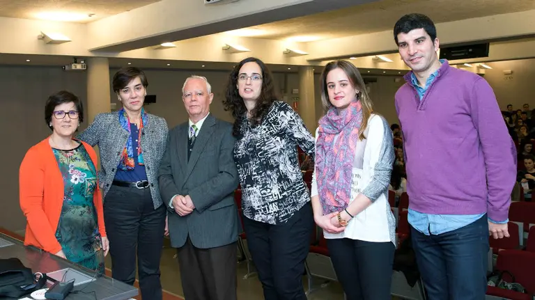 De izq. a dcha. Ana Insausti, Eloísa Ramírez, José María Casado, Esther Cemboráin, Sara Lorente y David Salicio, en el campus de Tudela de la UPNA.