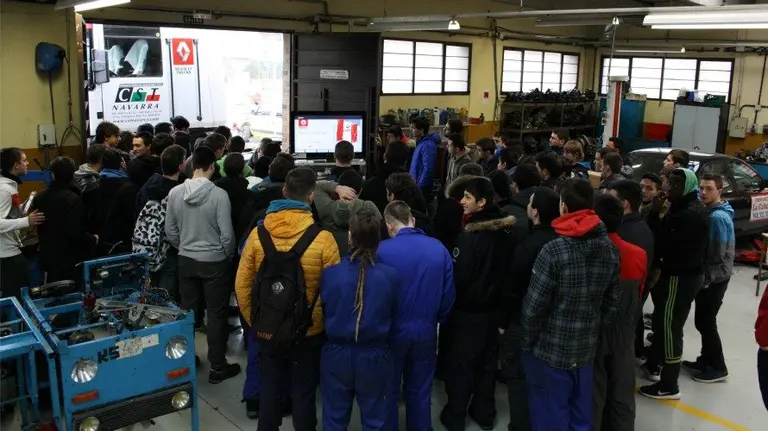 Un grupo de alumnos del Centro Virgen del Camino durante la visita de CST Navarra.