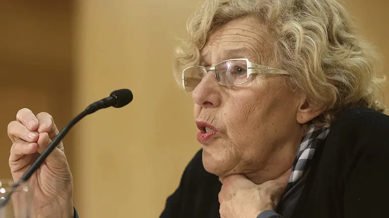 GR157. MADRID, 08/02/2016.- La alcaldesa de Madrid, Manuela Carmena, durante una comparecenca de prensa que ha ofrecido esta mañana en la que ha anunciado la apertura de una investigación "profunda" para determinar las responsabilidades en el área de Cultura y en la Junta de Distrito en la programación del espectáculo de títeres que terminó con dos encarcelados por enaltecimiento del terrorismo. Carmena ha pedido perdón en varias ocasiones por este espectáculo y ha considerado que en este caso no se hizo una labor de análisis y seguimiento para saber cuál era el contenido de la obra, como sí lo hubo en otras actividades de estas fiestas de Carnaval. EFE/Javier Lizón