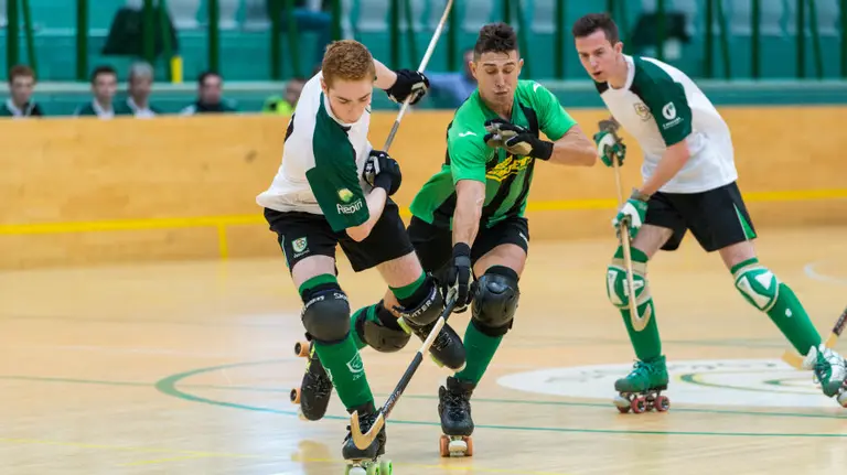 Partido de hockey patines de Oberena senior.