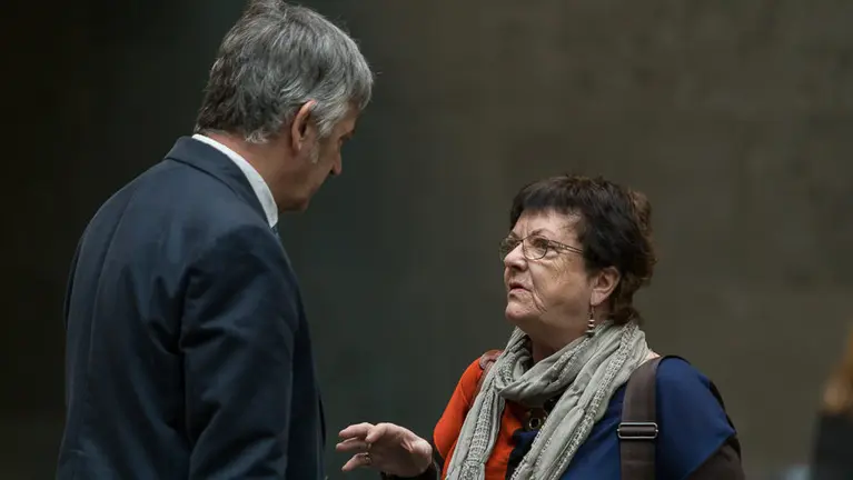 Koldo Martínez (Geroa Bai) y la consejera Beaumont. IÑIGO ALZUGARAY