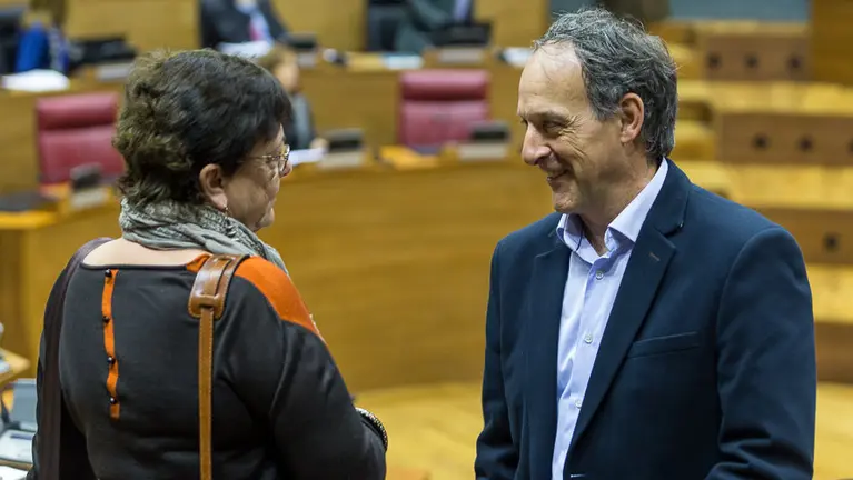 Beaumont, consejera propuesta por Bildu, conversa con Adolfo Araiz (Bildu). IÑIGO ALZUGARAY