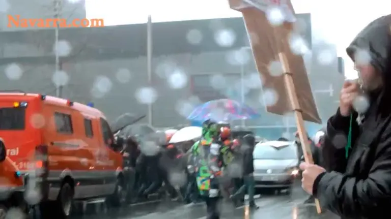 Trabajadores de TRW a la salida del Parlamento.