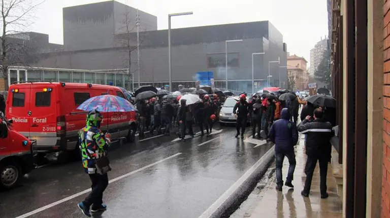 Un momento de los incidentes entre los trabajaodres de TRW y el director de la empresa