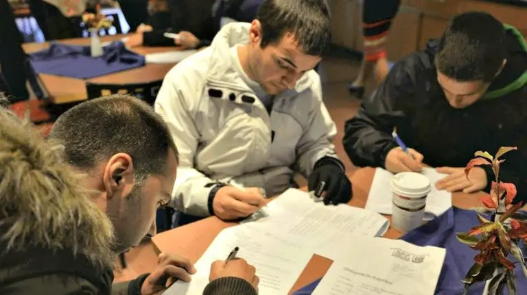 Un grupo de jóvenes que han emigrado al extranjero. EFE