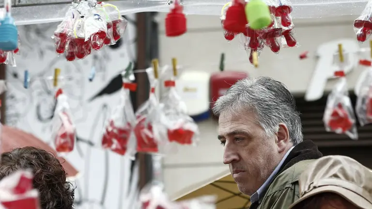 Joseba Asirón, alcalde de Pamplona, entre los pirulís y los dulces de San Blas. EFE