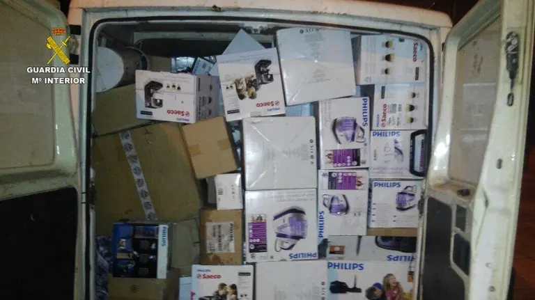 Furgoneta con los electrodom&eacute;sticos robados.
