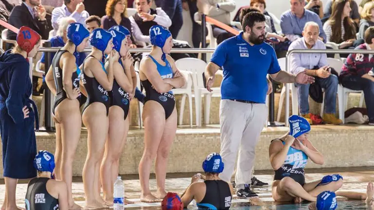 Imanol Maiza habla con las jugadoras del CW 9802.