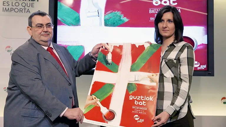 GRA097. BILBAO, 11/02/2016.- El secretario del Euskadi Buru Batzar (EBB), Koldo Mediavilla, junto a la responsable de Euzko Gaztedi Indarra (EGI), Irene Gonz&aacute;lez, durante la presentaci&oacute;n del desarrollo de la asamblea general que el Partido Nacionalista Vasco (PNV) celebrar&aacute; el pr&oacute;ximo fin de semana en Pamplona. EFE/Luis Tejido