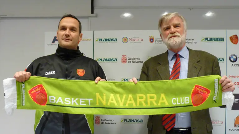 Frade y Sobrino con la bufanda de Planasa.