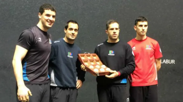 Bengoetxea y Olaizola con el material. Foto web Asegarce.