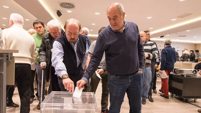 Socios compromisarios votan en la asamblea de Osasuna. PABLO LASAOSA 2