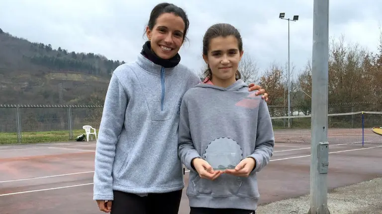 Luc&iacute;a Liras con el trofeo conseguido en Amorebieta.