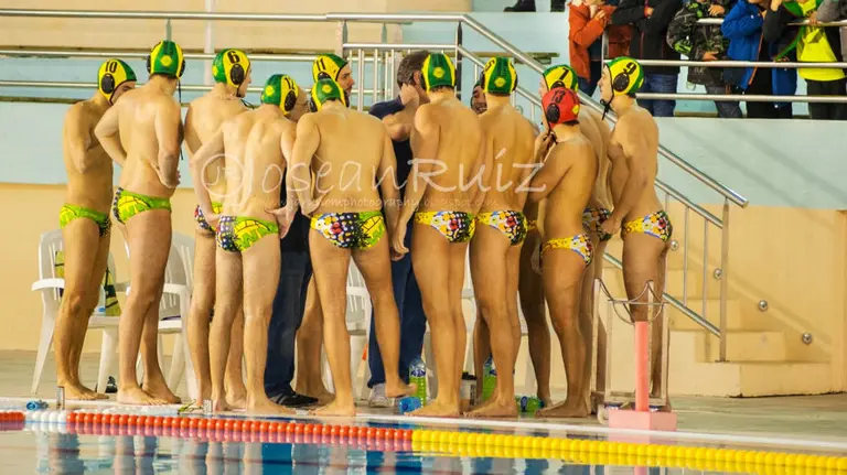 Tiempo muerto del Waterpolo Navarra. Foto Josean Ruiz.