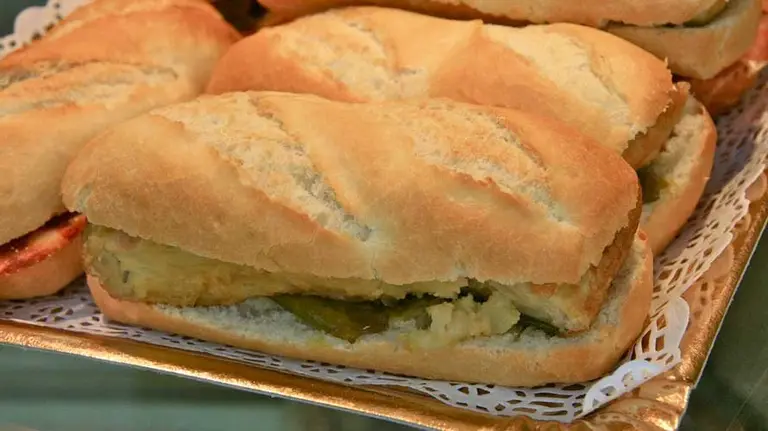 Bocadillos de tortilla en una bandeja.