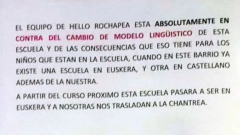 Cartel colocado en la escuela Hello Rochapea