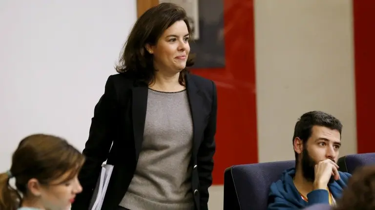 La vicepresidenta del Gobierno, Soraya Sáenz de Santamaría, a su llegada a la rueda de prensa tras la reunión del Consejo de Ministros. EFE. SERGIO BARRENECHEA.