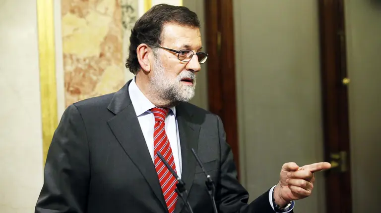GRA367 MADRID,12/2/2016.- El presidente del Gobierno en funciones, Mariano Rajoy, durante su comparecencia antes los medios tras la runión que ha mantenido esta tarde en el Congreso de los Diputados con el secretario general del PSOE, Pedro Sánchez. Rajoy ha vuelto a trasladar hoy al líder socialista que "lo más razonable y sensato" y lo "mejor para los intereses de España" es "un Gobierno presidido por el PP", porque es el partido que ha tenido más votos y ha explicado que le ha reiterado Sánchez que también "lo mejor" es el pacto a tres con socialistas y Ciudadanos, como viene defendiendo desde que se celebraron las elecciones. EFE/Zipi