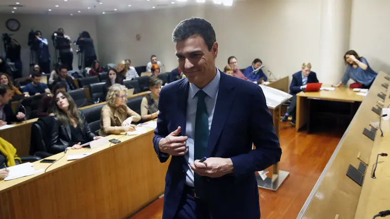GRA389 MADRID,12/2/2016.- El secretario general del PSOE, Pedro Sánchez, tras la rueda de prensa que ofreció esta tarde en el Congreso de los Diputados tras la reunión que mantuvo con el presidente del Gobierno en funciones, Mariano Rajoy, dentro de la ronda de contactos que el líder socialista mantiene con los distintos partidos para intentar formar Gobierno. EFE/Zipi