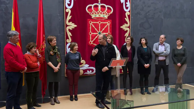 Recepción en el Parlamento de Navarra al cantante Kurdo Gani Mirzo. Pamplona