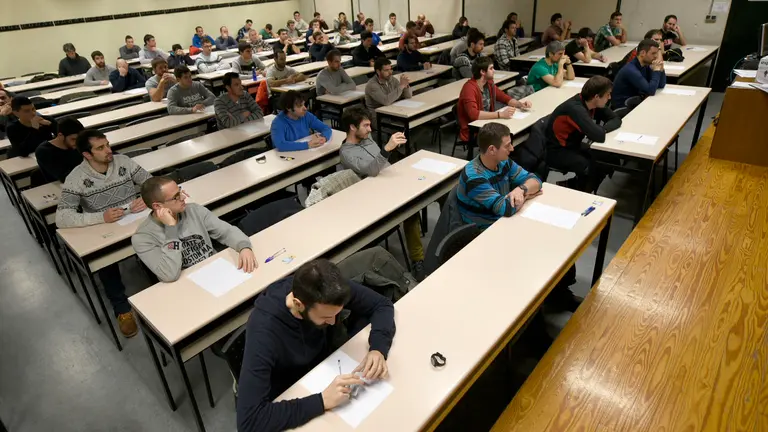 Prueba teórica de las oposiciones de bomberos para Navarra. PABLO LASAOSA
