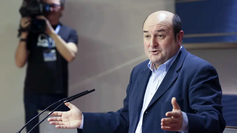 GRA146. MADRID, 06/02/2016.- El presidente del PNV, Andoni Ortuzar, durante la rueda de prensa que ha ofrecido hoy tras reunirse con el secretario general del PSOE, Pedro S&aacute;nchez, en el Congreso de los Diputados, en la primera ronda de reuniones encaminadas a intentar entablar un acuerdo de gobierno. EFE/Sergio Barrenechea