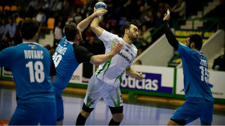 Costoya en acción ante el equipo rumano del Bucarest.