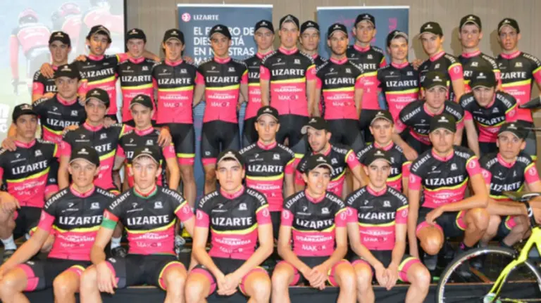 Corredores de los equipos Lizarte en el hotel Andía.