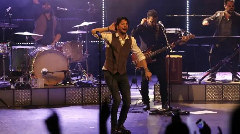 El cantante Manuel Carrasco durante su concierto en el auditorio Maestro Padilla de Almeria. EFE