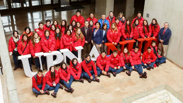 Estudiantes del Estadio Español de Chile, en la UPNA, con Hugo López, vicerrector de Internacionalización.