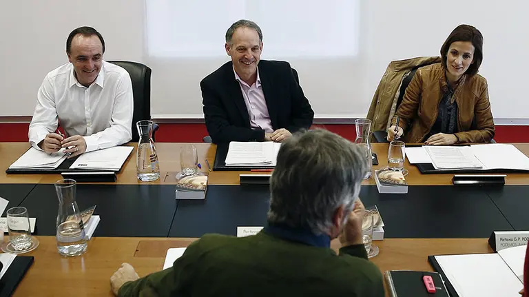 GRA134 PAMPLONA, 08/02/2016.- Los portavoces de UPN, EH Bildu y del PSN, Javier Esparza (i), Adolfo Araiz (c) y María Chivite (d), respectivamente, en el inicio de la reunión de la Mesa y Junta de portavoces del Parlamento de Navarra que celebra una sesión, en la que entre otras cuestiones, se debate una iniciativa en recuerdo de los desplazados forzosos por ETA. EFE/Jesús Diges