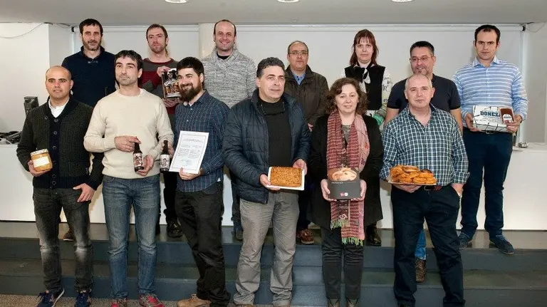 La consejera Elizalde junto con las empresas y maestros artesanos que han recibido hoy su diploma.