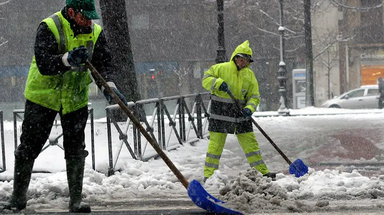 TRABAJADORES DE LIMPIZA QUITANDO NIEVE EN PAMPLONA