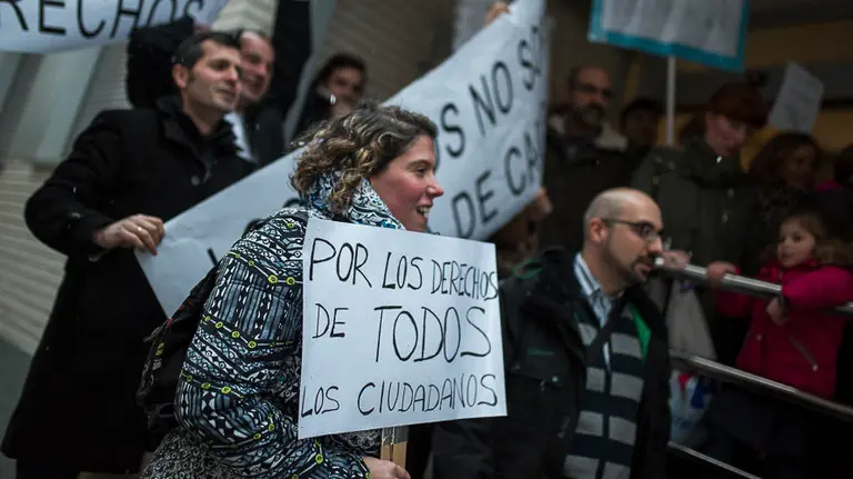 Padres y madres protestan a las puertas del centro Donibane antes de la reunion con Joxe Abaurrea y Maider Beloki por la imposicion del Modelo D de Bildu. PABLO LASAOSA 2