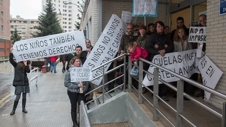 Padres y madres protestan a las puertas del centro Donibane antes de la reunion con Joxe Abaurrea y Maider Beloki por la imposicion del Modelo D de Bildu. PABLO LASAOSA 3
