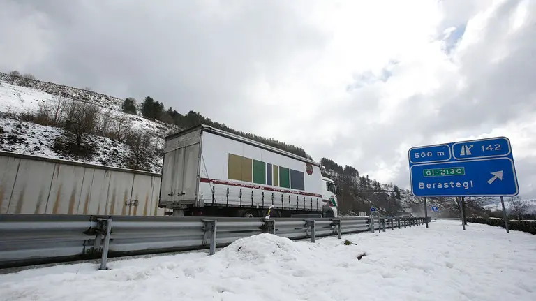 Un cami&oacute;n circula por la autov&iacute;a A-15 que une Gipuzkoa con Navarra. EFE/GORKA ESTRADA.
