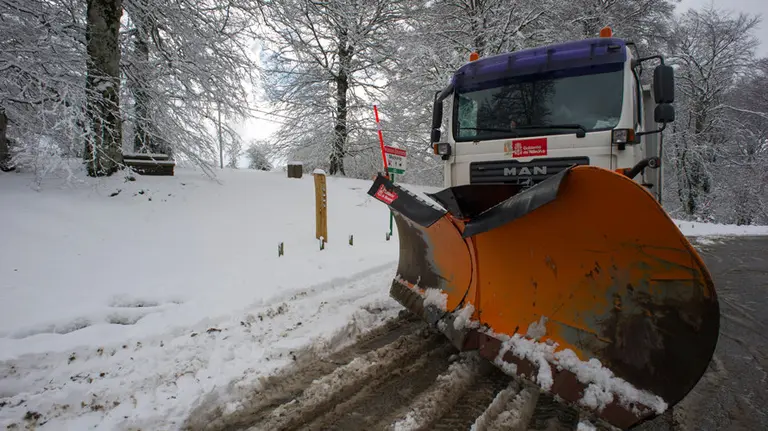 Una máquina quitanieves trabaja en el Alto de Mezquíriz (Navarra) donde el tráfico circula sin problemas pese a la progresiva bajada de la cota de nieve, que ha hecho que durante la noche se movilicen máquinas quitanieves de forma preventiva. EFE/VILLAR LÓPEZ