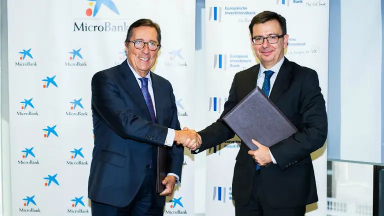 De izquierda a derecha, el presidente de MicroBank, Antonio Vila, y el vicepresidente del BEI, Román Escolano.